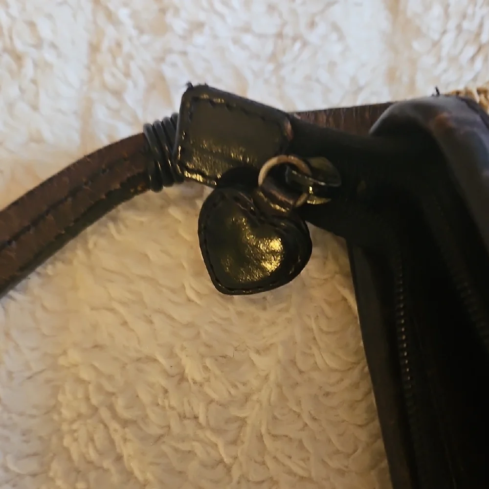 Chic Heart Patterned Shoulder Bag - Picture 5 of 5